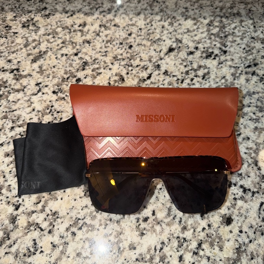 ❤️‍🔥Missoni Sunglasses and Original Leather Case with Cleaning Cloth Included!🔥